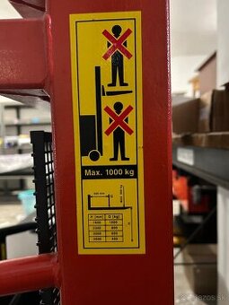 Vysokozdvižný vozík so zabudovanou nabíjačkou