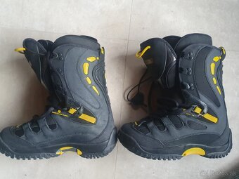 Snowboard s viazaním a topankami