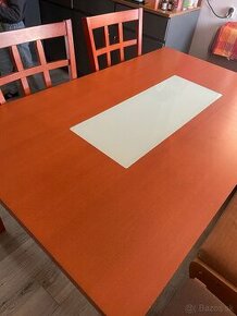 Kuchynský stôl a 4 stoličky