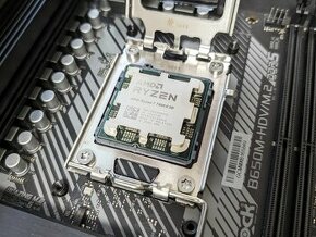 Procesor AMD Ryzen 7 7800X3D (najlepší herný CPU)