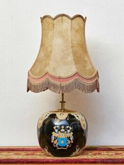 Starožitná stolní lampa s erbem a putti