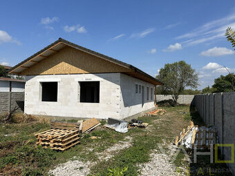 Na predaj 4izb. RD Bungalov, pozemok 557m2, Opoj, všetky IS