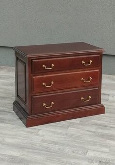 Komoda s 3 zásuvkami.