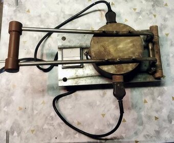 Stroj na pečenie vianočných oplátok