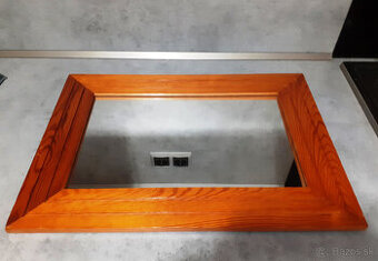 Zrkadlo s dreveným rámom