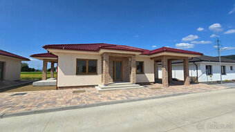 NOVOSTAVBA 4-IZBOVÉHO BUNGALOVU LEN 7 KM OD PIEŠŤAN – SOKOLO