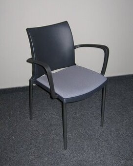 Stolička s područkami