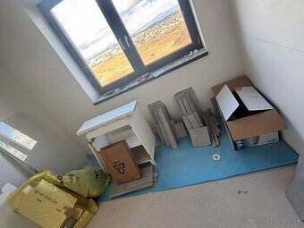 Darujem skrinku, stenu do sprchovacieho a zvyšok dlažby