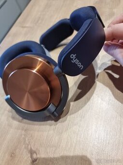 Sluchadla Dyson onTrac (CNC meď)