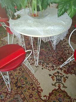 Predám 4 stoličky a stôl