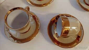 Elegantná mocca súprava – zlatá s perleťou.