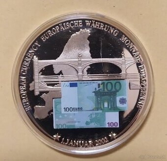 Medaila, pozlátená s motívom 100 euro bankovky.