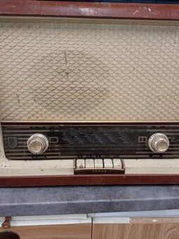 Retro rádio Tesla 526 A