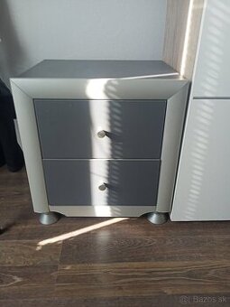 Stolik 50 cm s 2 šuflíkmi na nožičkách