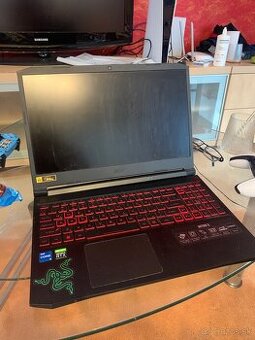 Predám herný notebook Acer na súčiastky alebo opravu.