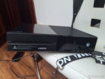 Xbox One plus FIFA 16, FIFA 20