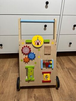 Drevene choditko s aktivitami