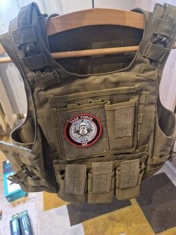 Airsoft vesta a helma