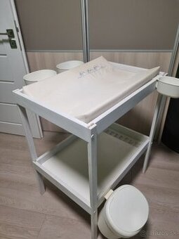 Prebaľovací pult a vanička so stojanom