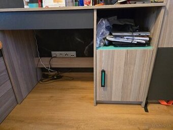 Písací stôl s otáčacou stoličkou