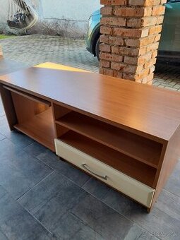 Stolík pod TV