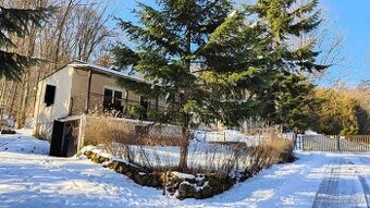 Útulná rekreačná chata pri lese s potôčikom pri pozemku