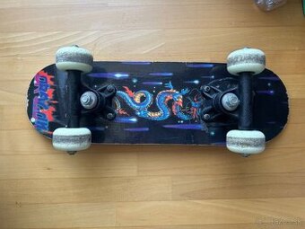 Mini skateboard s drakom