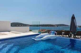 Chorvátsko, ROGOZNICA - Luxusná vila s nekonečným bazénom pr