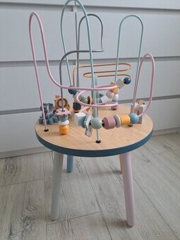 Hrací stolček s labyrintom