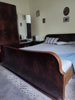 Retro orechová spálňa