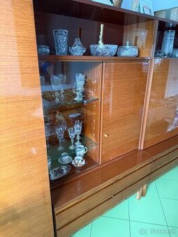 Retro skrinka so sklom