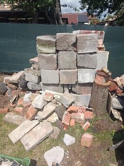 Darujem za odvoz starý stavebný materiál