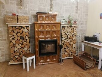 Drevený  mulltifunkčný stojan na palivové drevo z masívu