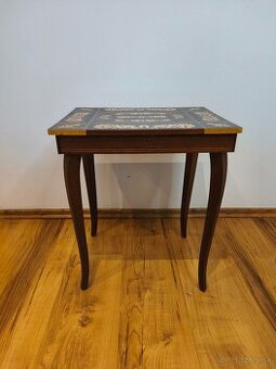 Taliansky intarzovaný stolík s hracím mechanizmom