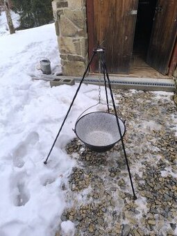 Predám kotlík s trojnožkou a pokrievkou.