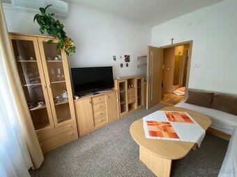 Obývacia stena, stôl, stolík, pohovky