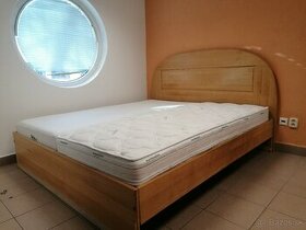 Manželská posteľ z masívu 180x200