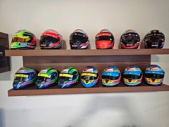 Prodám helmy 1:2 pilotů Ferrari