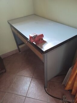 Pracovný stôl