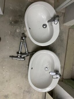 2× umývadlo s batériou a odtokom