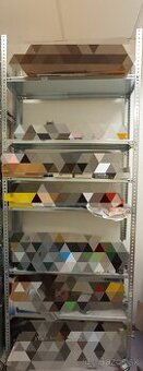 Strieborný kovový regál