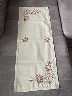 Retro vyšívaný behúň