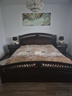 Masívna drevenná posteľná zostava do spálne