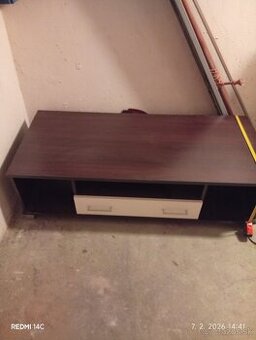 Stolík pod televizor