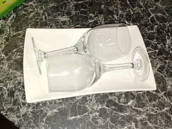 Predáme poháre a tácku.