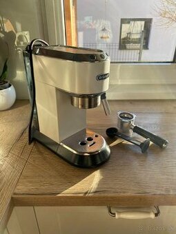 Predám pákový kávovar DeLonghi Dedica EC685 (biely)