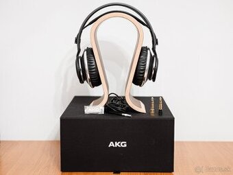 AKG K812