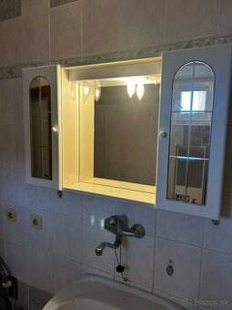 Zrkadlová skrinka do kúpeľne