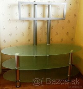 Skleneno-kovový stôl pod televízor