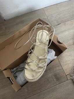 Nove sandále na hrubej podrážke - Bershka